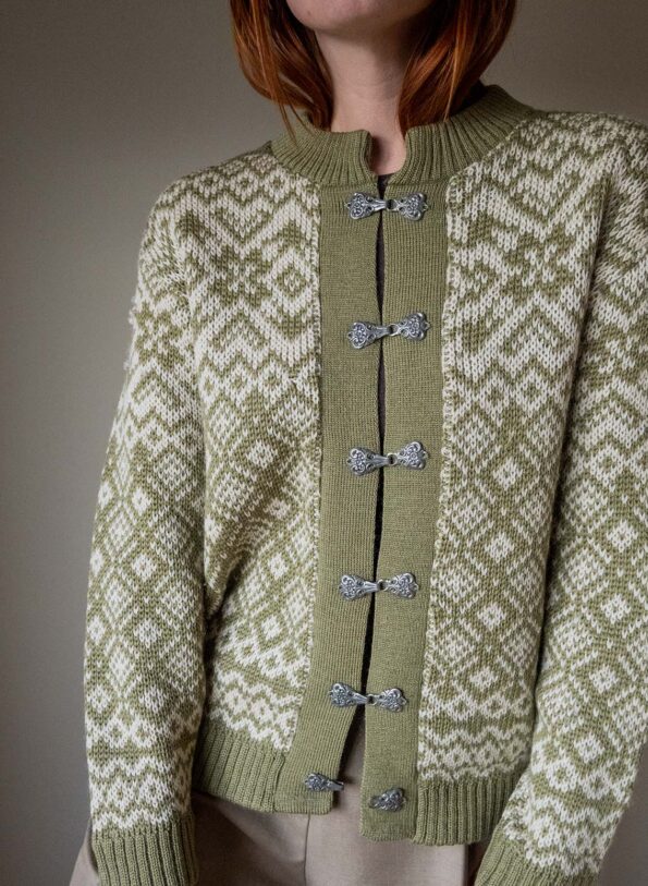 The olive green highland knit in 100% wool - Size up to 40 - Image 2