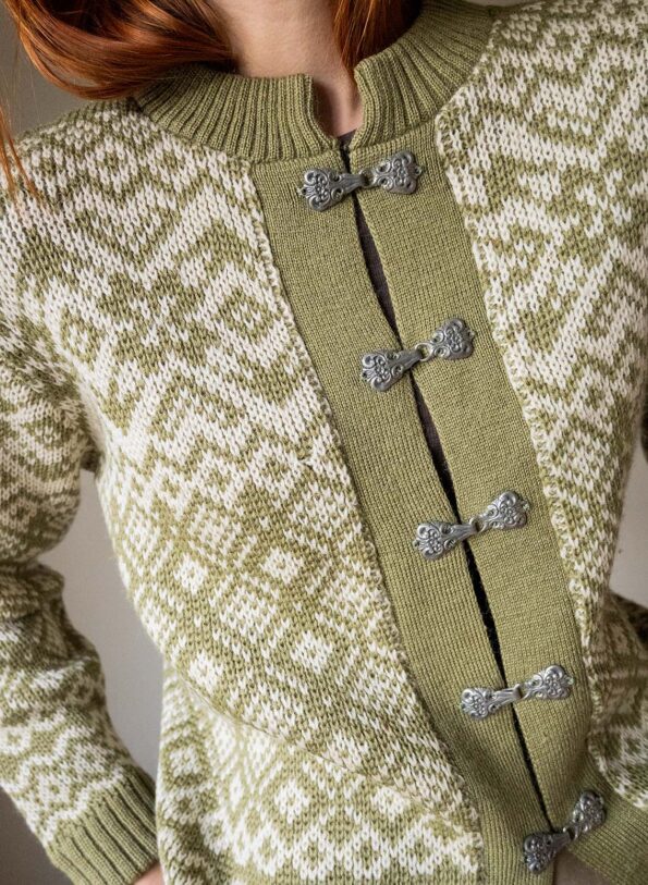 The olive green highland knit in 100% wool - Size up to 40