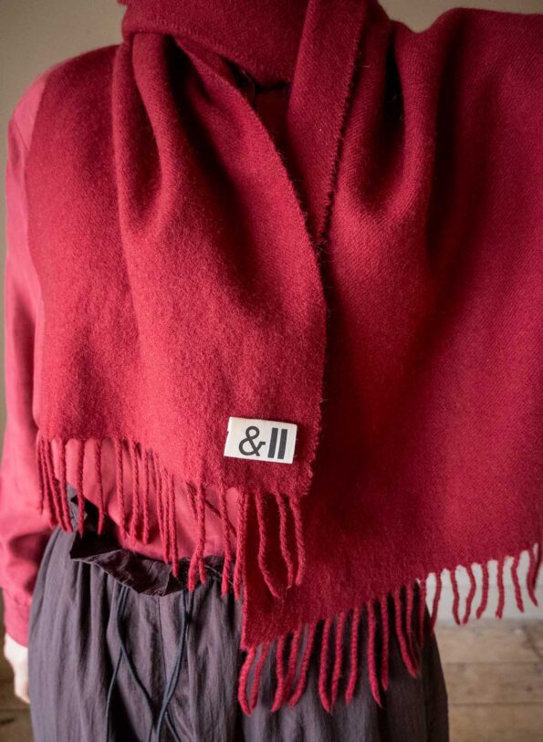 The burgundy 100% camel wool scarf - Image 3