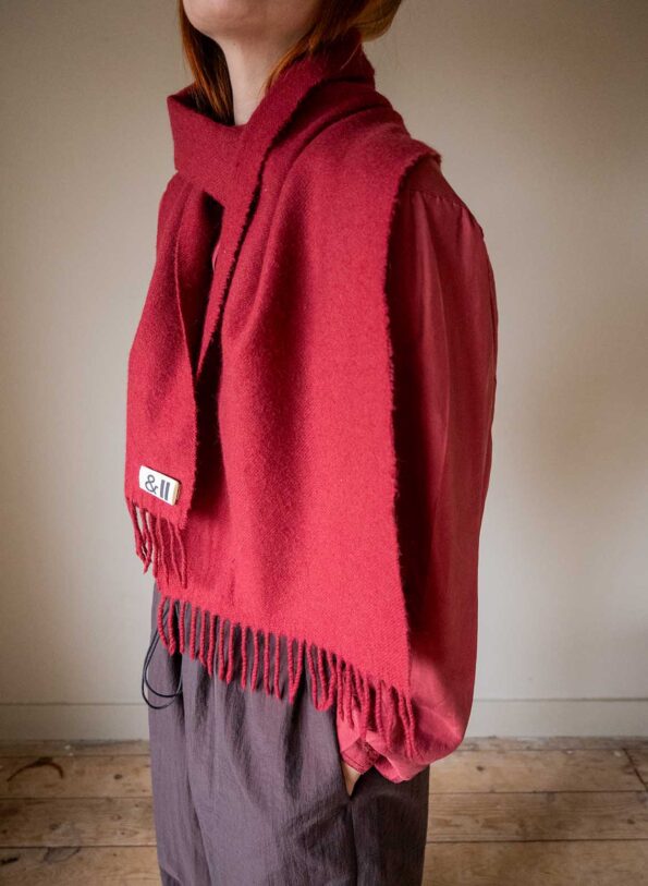 The burgundy 100% camel wool scarf - Image 2