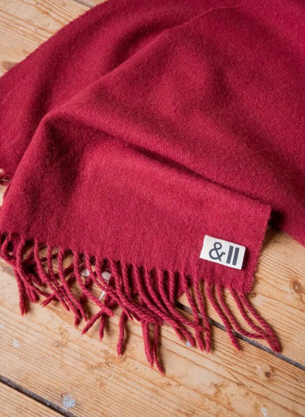 The burgundy 100% camel wool scarf - Image 4