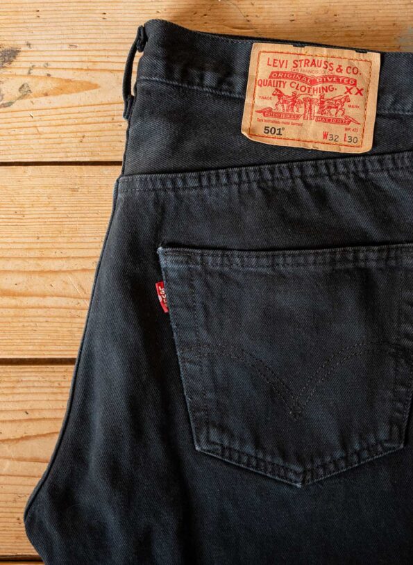 The classic straight fit vintage Levis 501 - Size 29/30
