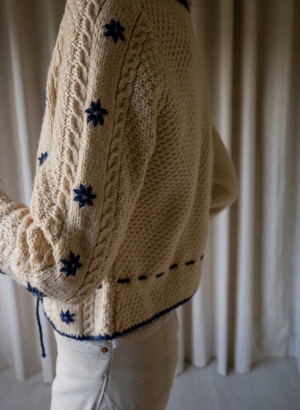 The 100% wool handmade knitted flower cardigan - Image 5