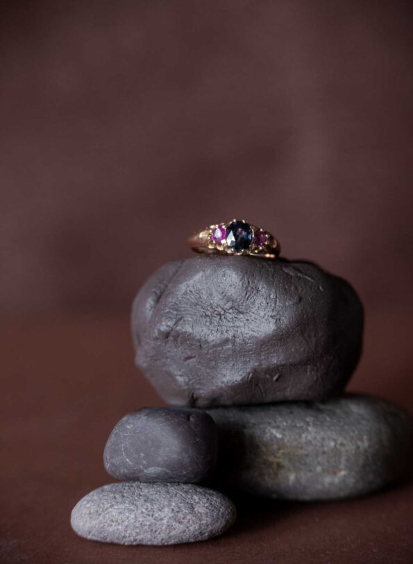 The curated vintage rose gold ring with colored stones - Image 6