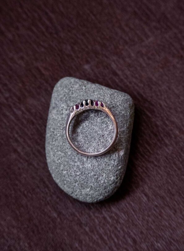 The curated vintage rose gold ring with colored stones - Image 7