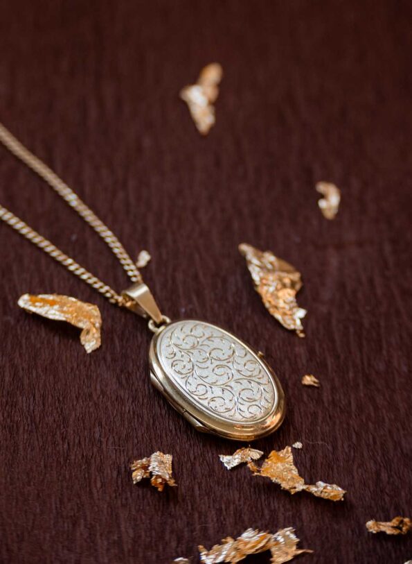 The engraved 14K gold locket - Image 4