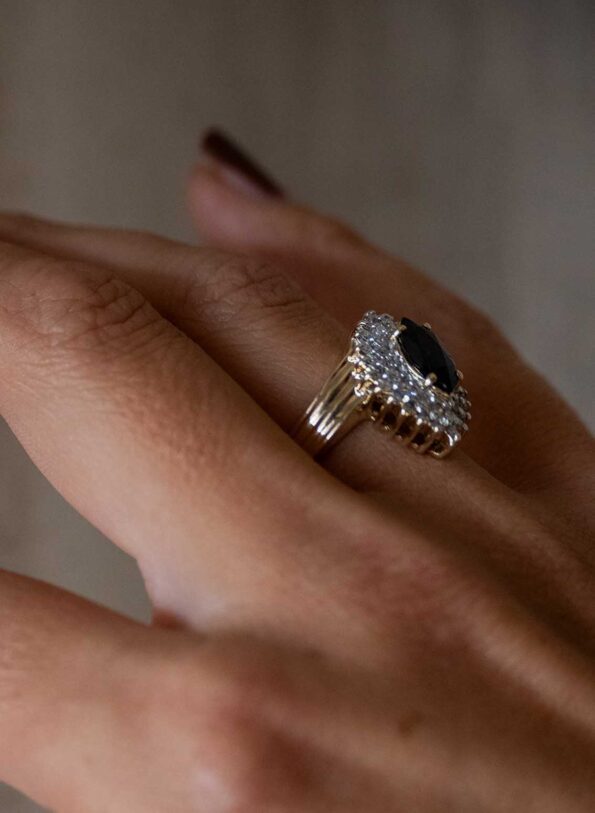 The bold classic sapphire and diamond ring - Image 8
