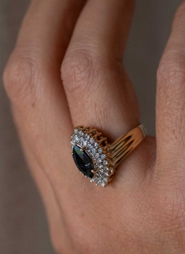 The bold classic sapphire and diamond ring - Image 7