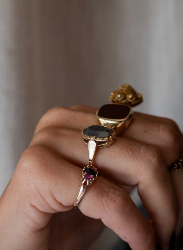 The curated vintage rose gold ring with colored stones - Image 3