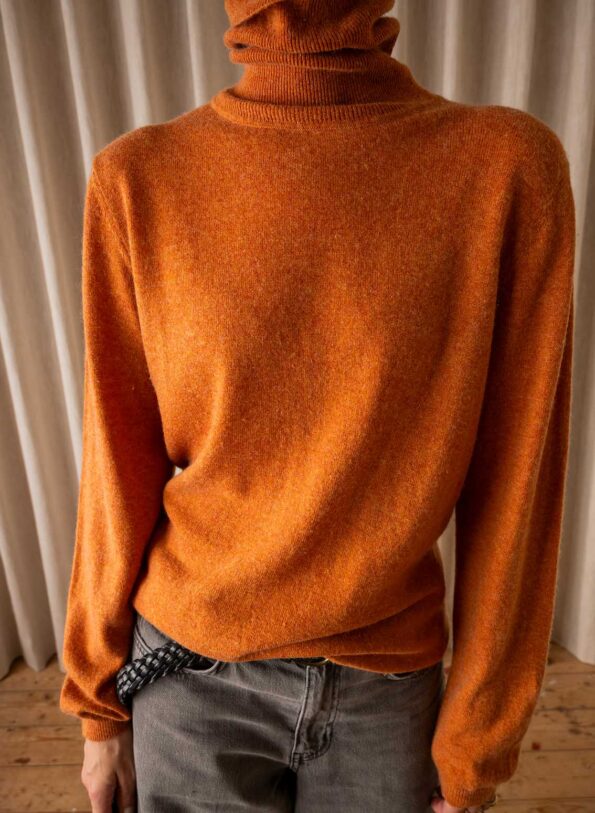 The 100% cashmere warm orange turtle - Size up to 40