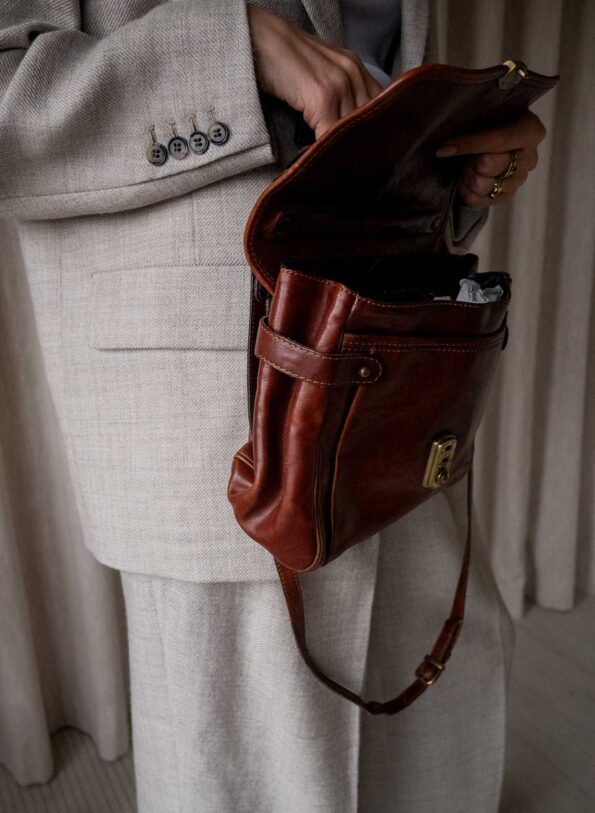The cognac briefcase in 100% leather