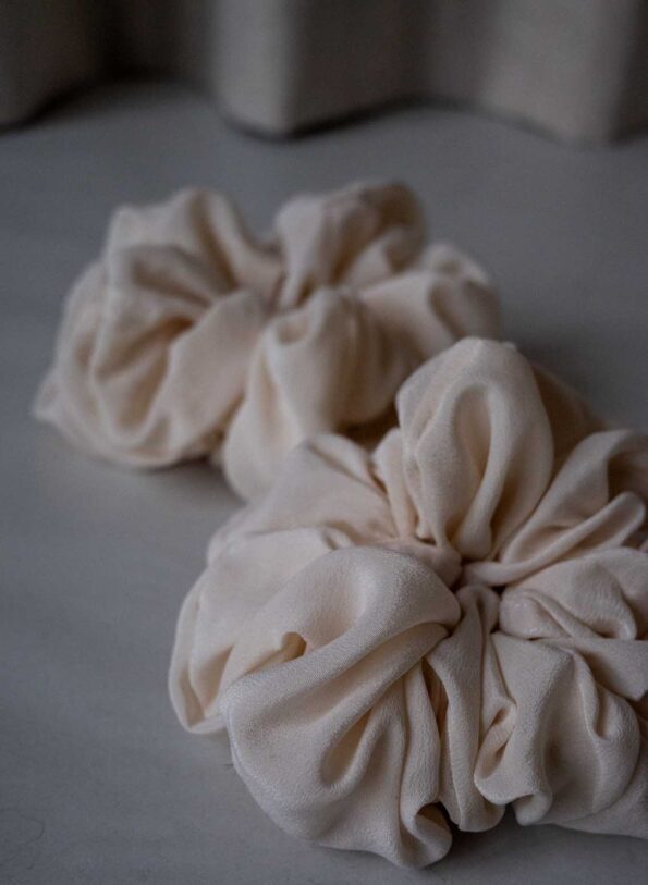 &II upcycled: The 100% silk XL scrunchie - Image 4