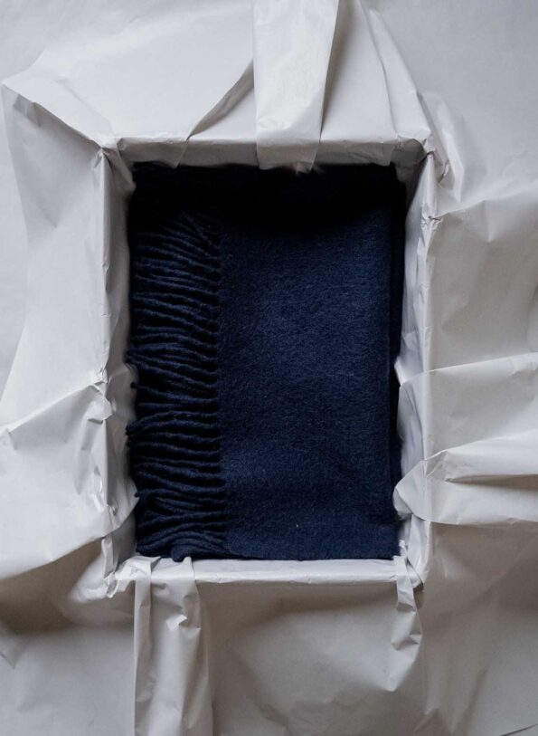 The 100% wool navy blue scarf - Image 3