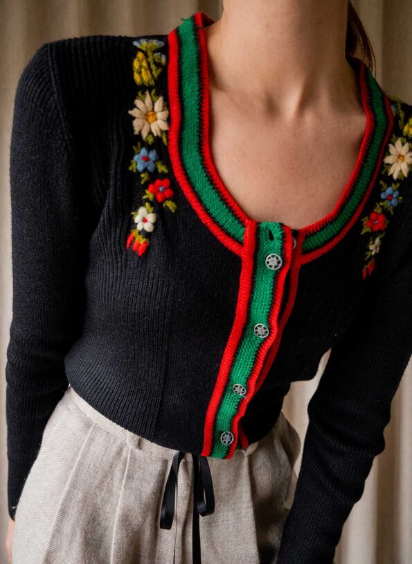 The fancy detailed black and red knit - Size up to S