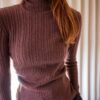 The fitted structured yarn turtle in plum - Size XS