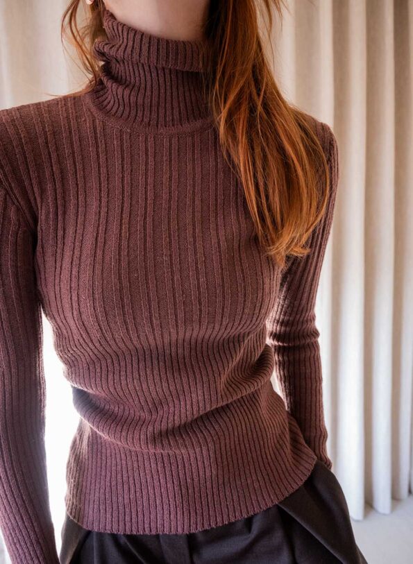 The fitted structured yarn turtle in plum - Size XS