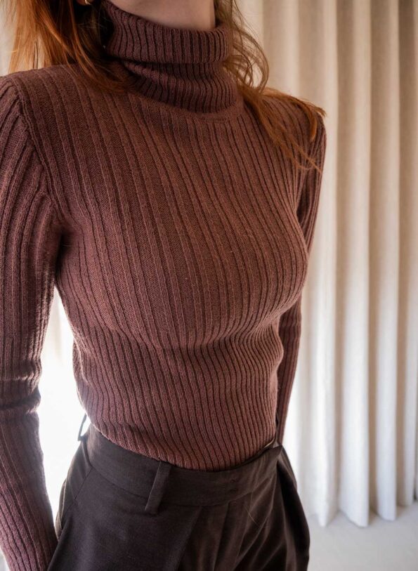 The fitted structured yarn turtle in plum - Size XS - Image 3