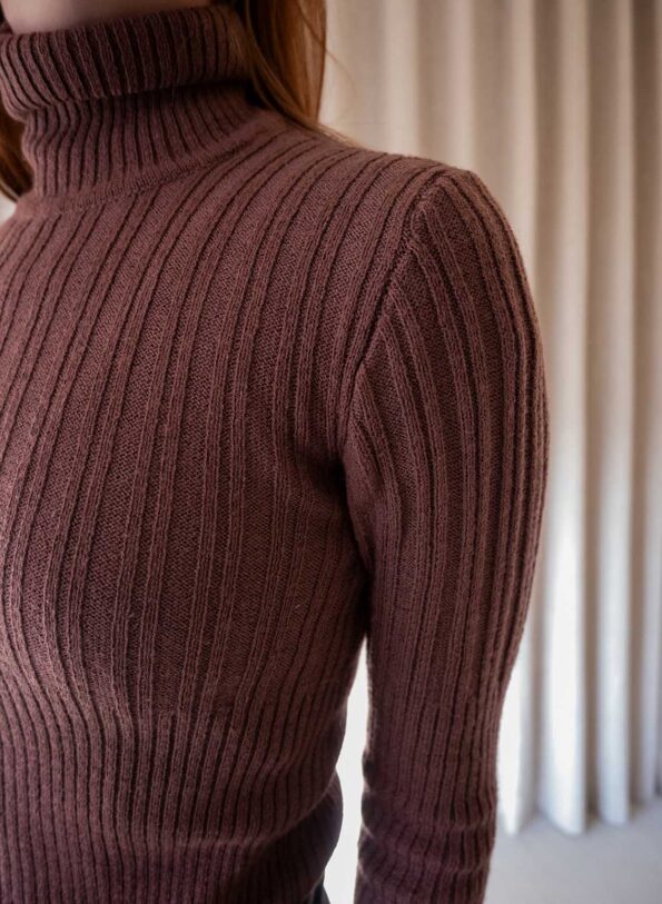 The fitted structured yarn turtle in plum - Size XS - Image 2