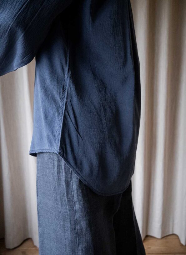 The navy blue perfect basic blouse in silk - Size up to M - Image 5