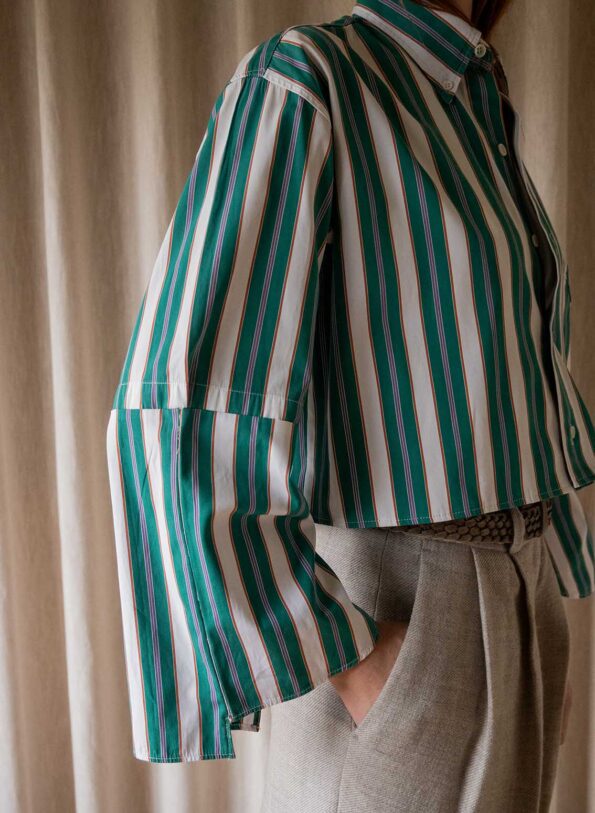Andpause upcycled: The fancy sleeve cropped BOSS shirt - Size up to M