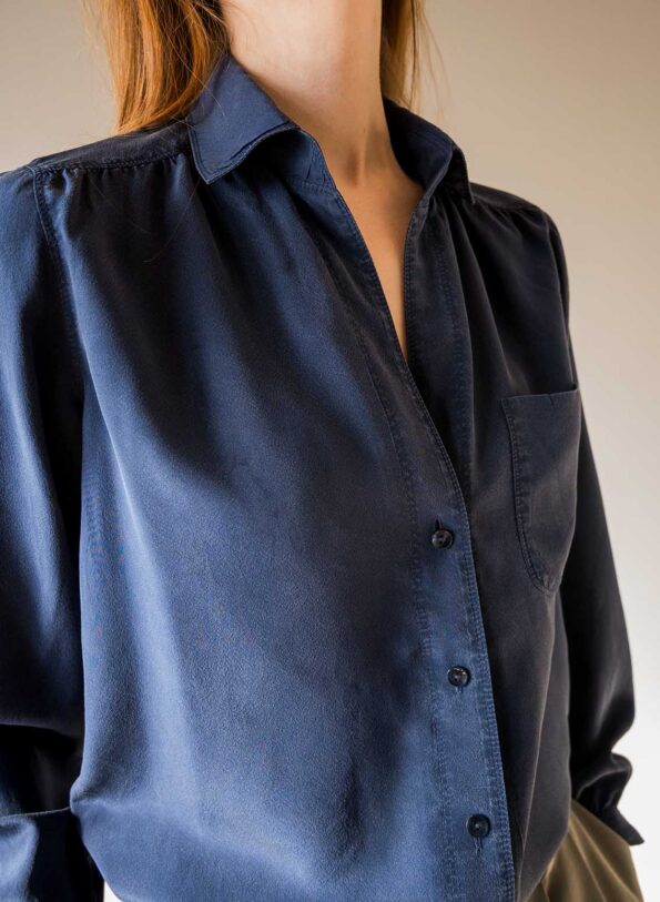 The 100% silk essential navy blue blouse - Size up to M - Image 3