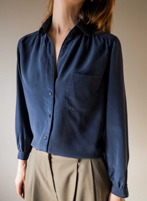 The 100% silk essential navy blue blouse - Size up to M - Image 2