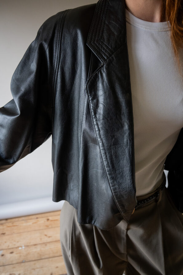 &II upcycled: The cropped black leather jacket - Size up to 42 - Image 5