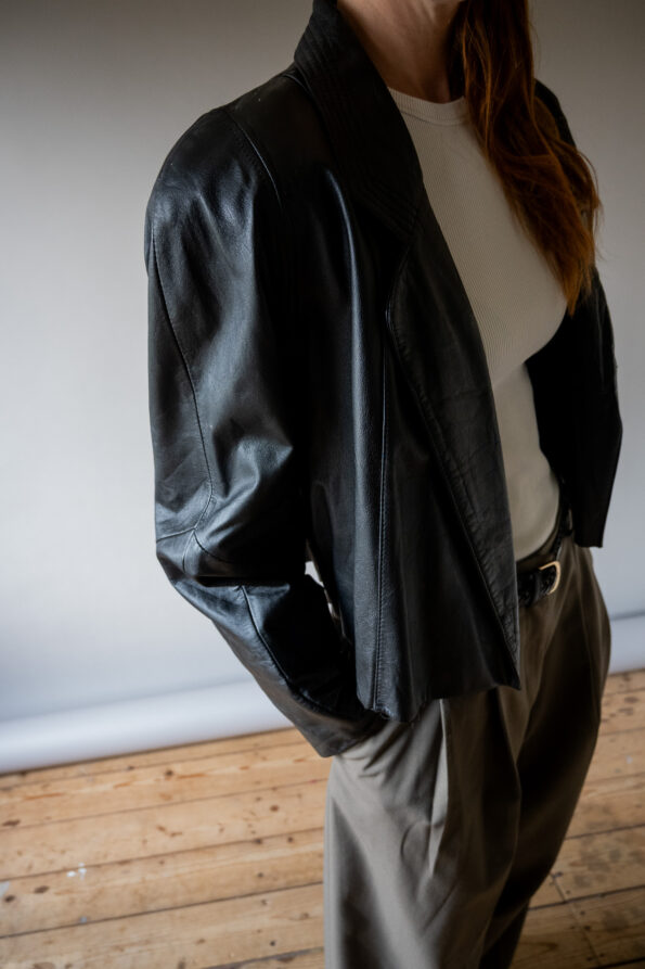 &II upcycled: The cropped black leather jacket - Size up to 42 - Image 2