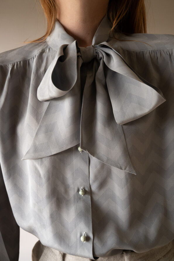 The 100% silk bow blouse - Size up to 38 - Image 2