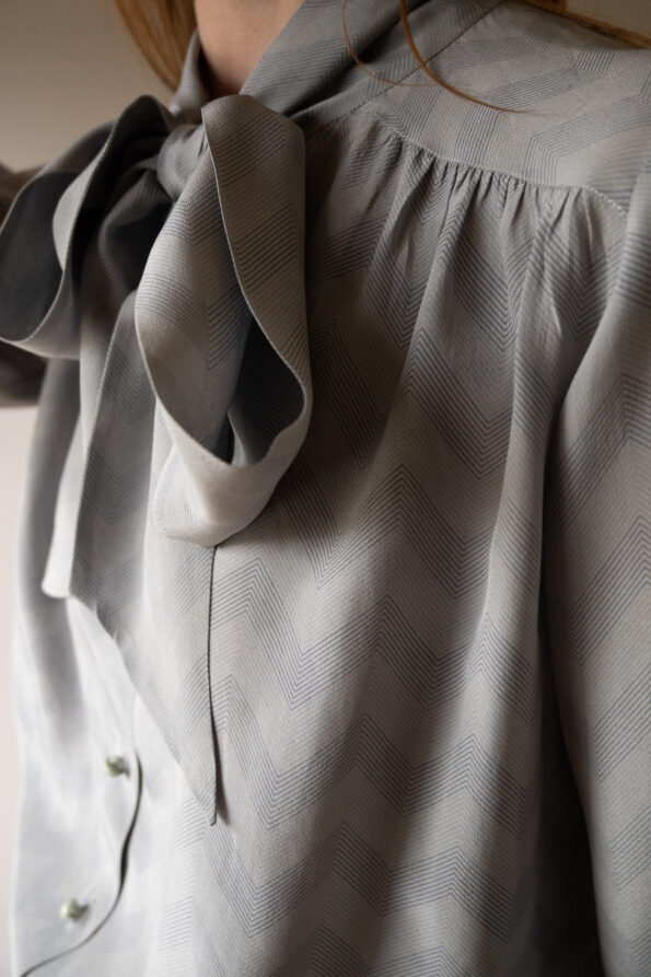 The 100% silk bow blouse - Size up to 38 - Image 3