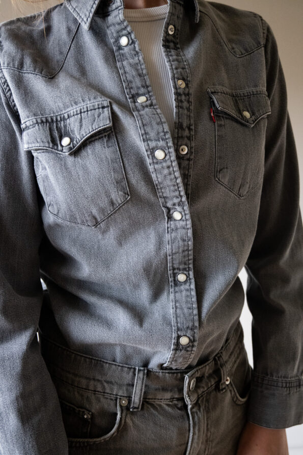 The LEVI’S grey denim shirt - Size up to S - Image 4
