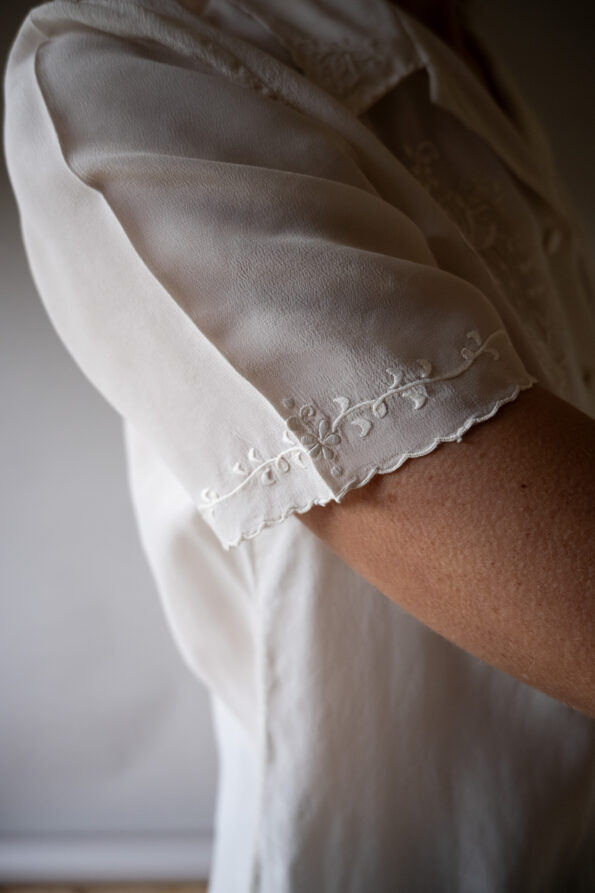 The embroidered silk short sleeve blouse - Size up to 38 - Image 4