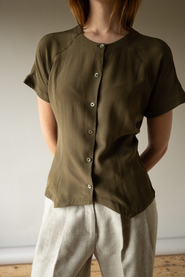 The 100% silk army green detailed top - Size up to M - Image 3