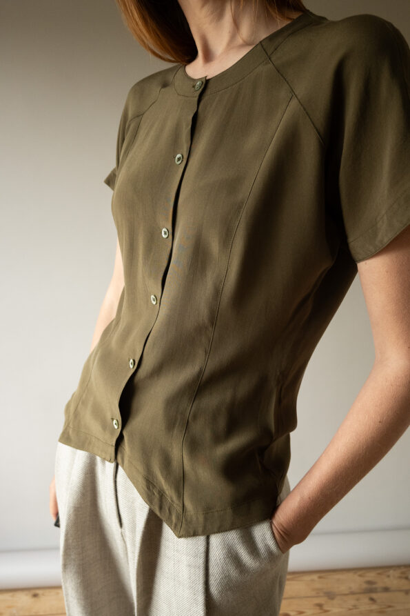 The 100% silk army green detailed top - Size up to M - Image 2