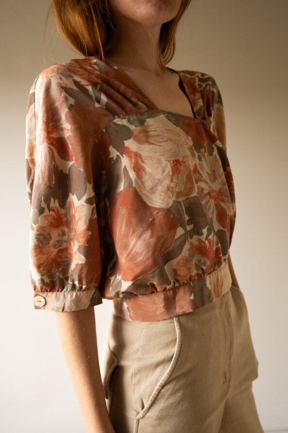 The allover rose printed top - Size up to S