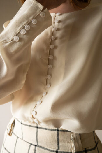 The off white many buttoned silk top - Size up to S