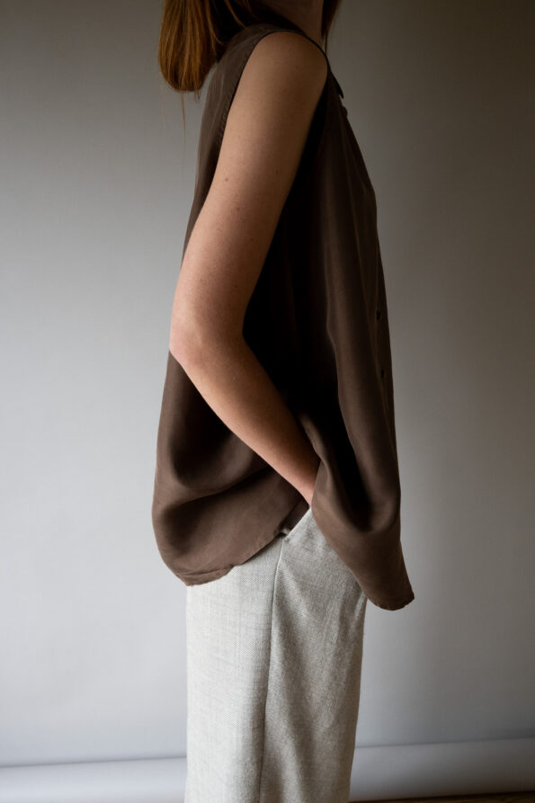 The A line brown sleeveless top in 100% silk - Size up to 40 - Image 3