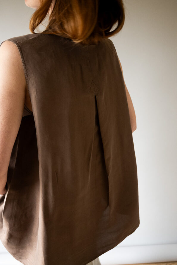 The A line brown sleeveless top in 100% silk - Size up to 40 - Image 4
