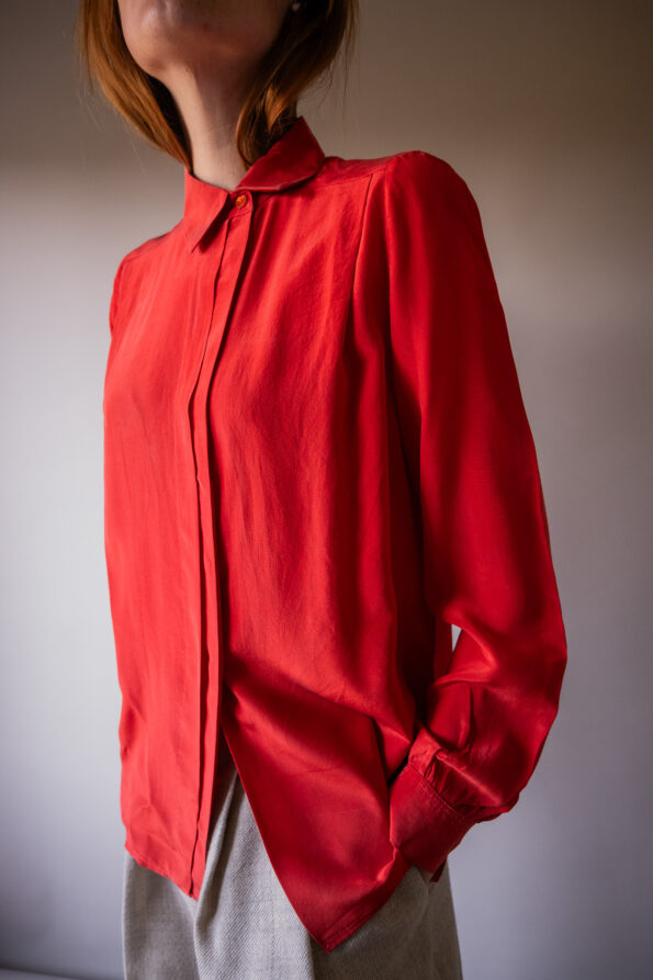The detailed 100% silk red blouse - Size up to 36 - Image 3