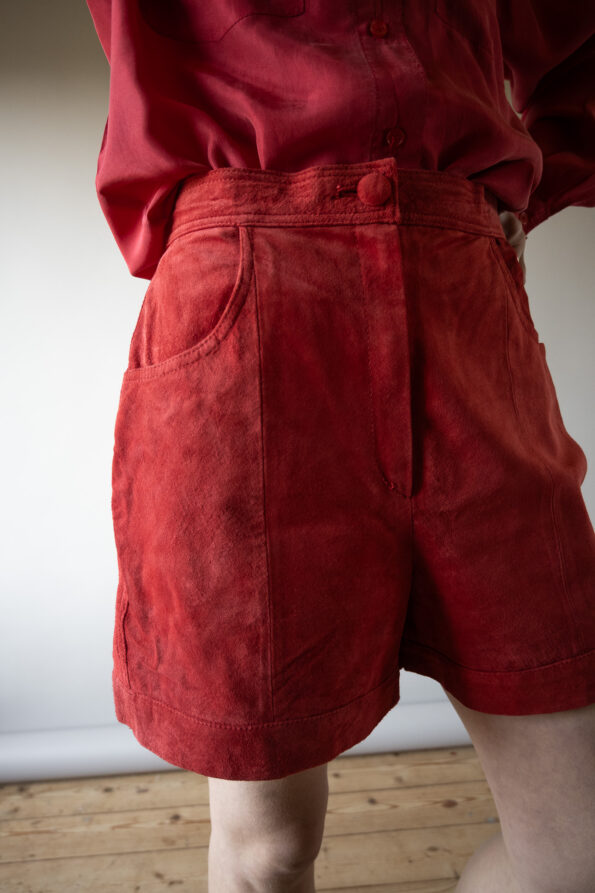 The red 100% suede short - Size up to 36 - Image 3