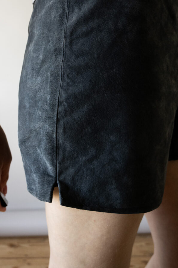 The suede short in dark navy - Size up to M - Image 2