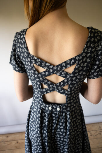 The backside detail buttoned dress - Size up to 36