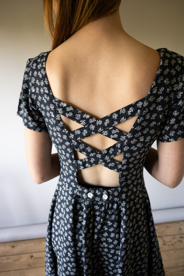 The backside detail buttoned dress - Size up to 36