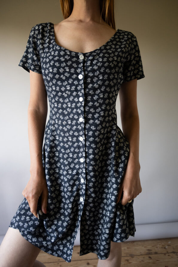 The backside detail buttoned dress - Size up to 36 - Image 2
