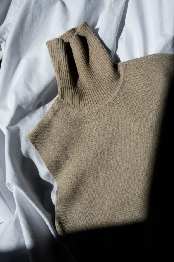 The beige fine knitted turtle - Size up to M