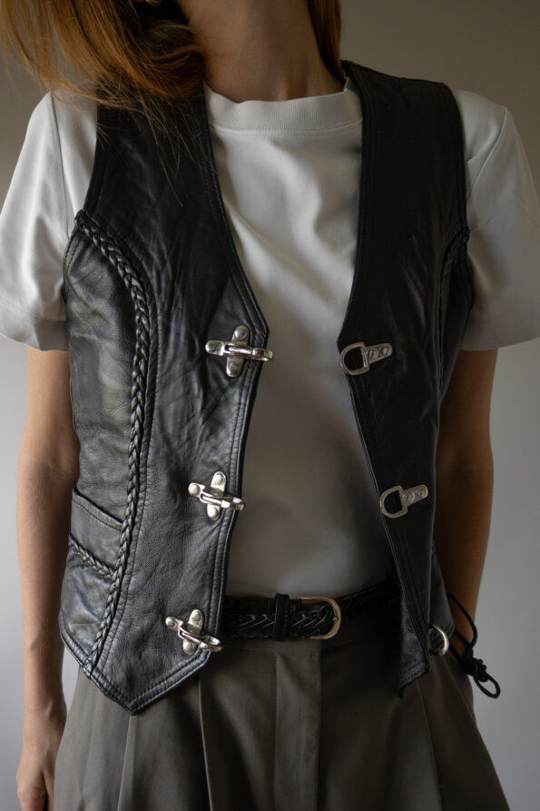 The hook and eye leather waistcoat - Size up to S