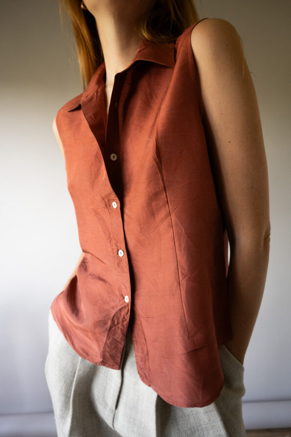 The sleeveless 100% silk brick top - Size up to 38