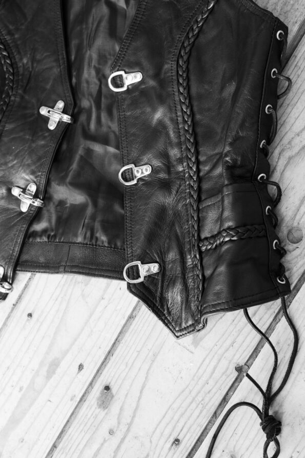The hook and eye leather waistcoat - Size up to S - Image 2