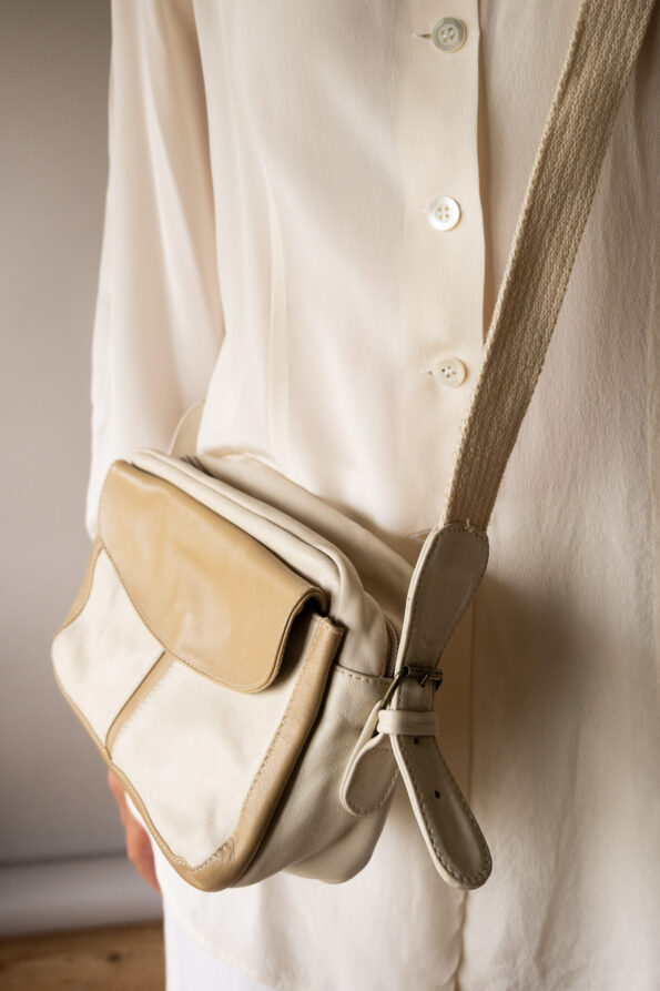 The 100% leather and beige bag