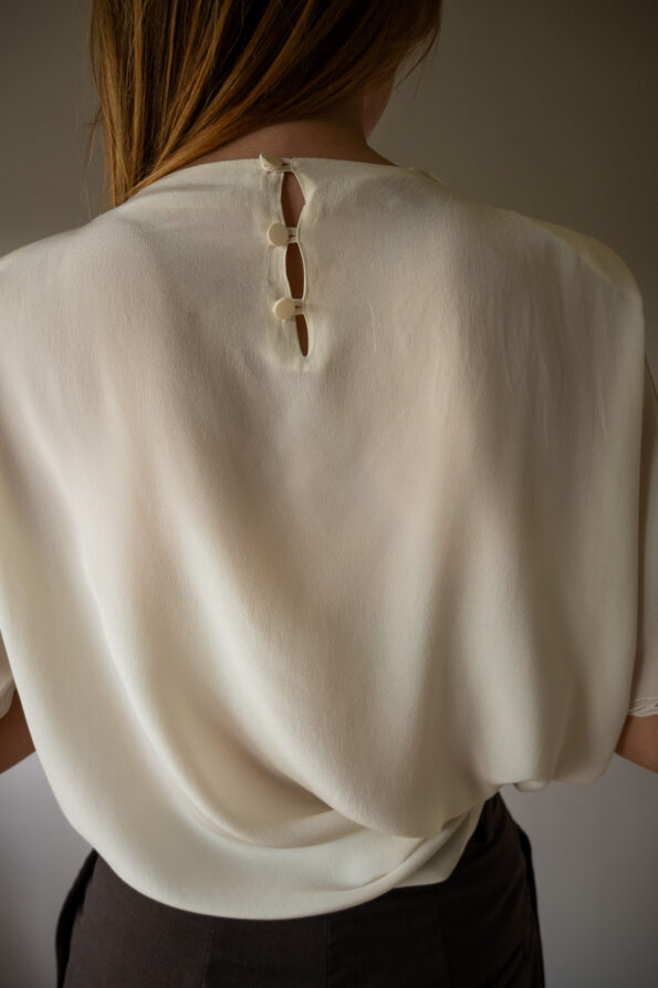 The perfect 100% silk off white open worked top - Size up to 38 - Image 6